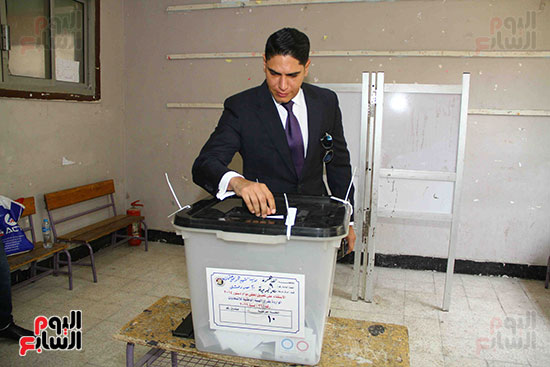  أحمد أبو هشيمة يدلى بصوته بالاستفتاء (3)