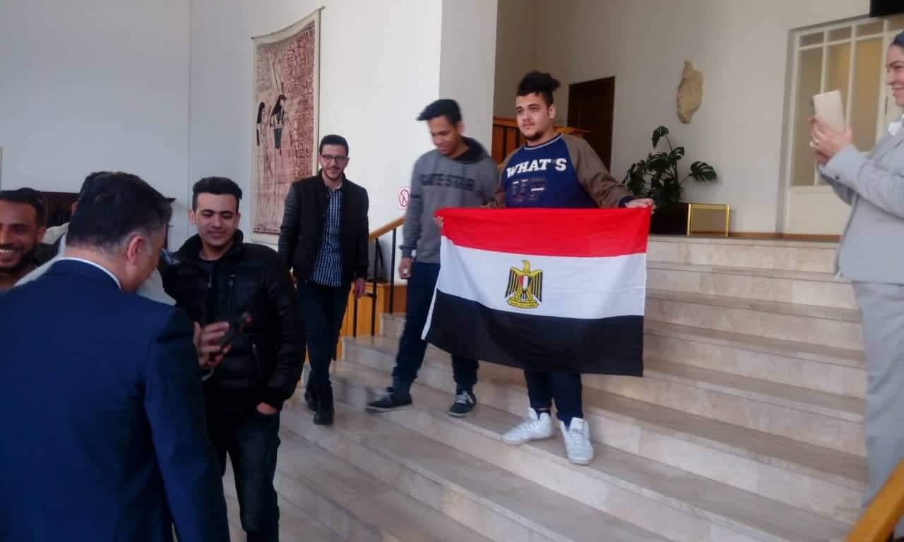 الأعلام المصرية تظهر مع الشباب خلال المشاركة فى الاستفتاء