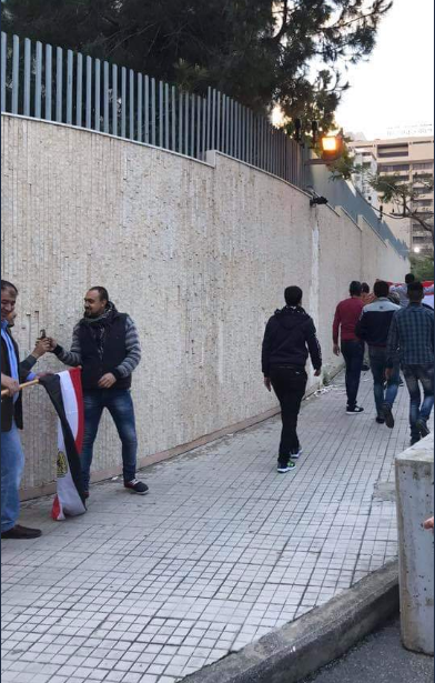 المصريون فى لبنان أمام مقر السفارة المصرية للتصويت فى الاستفتاء
