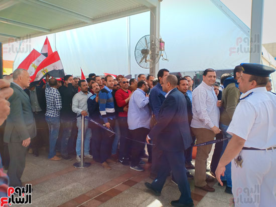 المئات-من-العاملين-والمسافرين-بلجنة-مطار-القاهرة-لليوم-الثانى-(5)