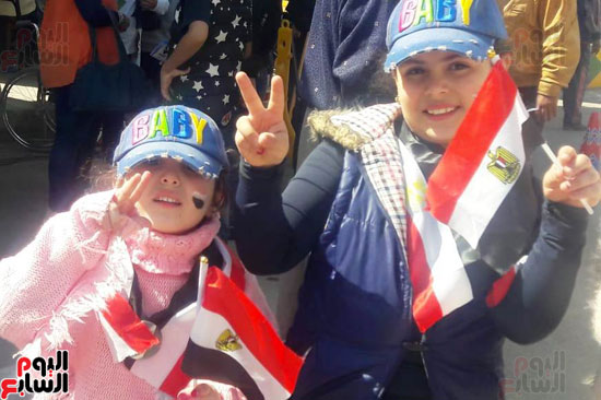 أطفال وسيدات يرفعون علم مصر أمام لجنة أشتوم (2)