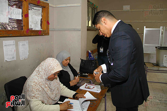  أحمد أبو هشيمة يدلى بصوته بالاستفتاء (8)