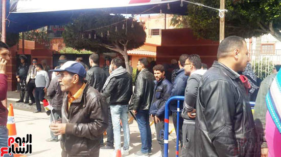 طوابير-الناخبين-أمام-مدرسة-أشنوم-ببورسعيد-(1)