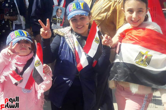 أطفال وسيدات يرفعون علم مصر أمام لجنة أشتوم (1)