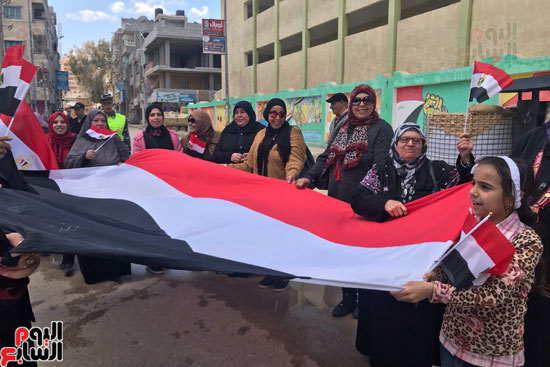 سيدات يرفعن علم مصر ويرددن الأغانى الوطنية أمام لجان الاستفتاء بالعريش (6)