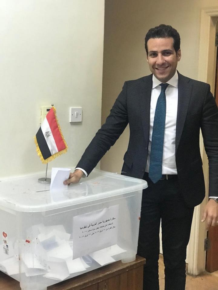 مواطن مصرى يدلى بصوته فى مصر السفارة المصرية بقبرص