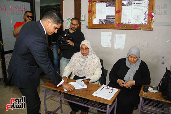  أحمد أبو هشيمة يدلى بصوته بالاستفتاء (9)