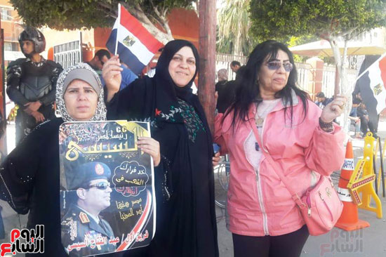 أطفال وسيدات يرفعون علم مصر أمام لجنة أشتوم (3)