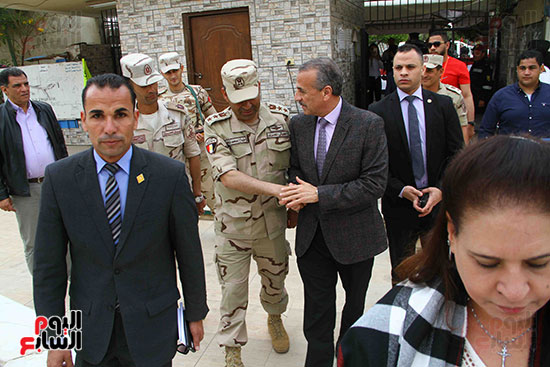 رئيس التعبئة والإحصاء يدلى بصوته فى الاستفتاء على التعديلات الدستورية بمصر الجديدة (3)