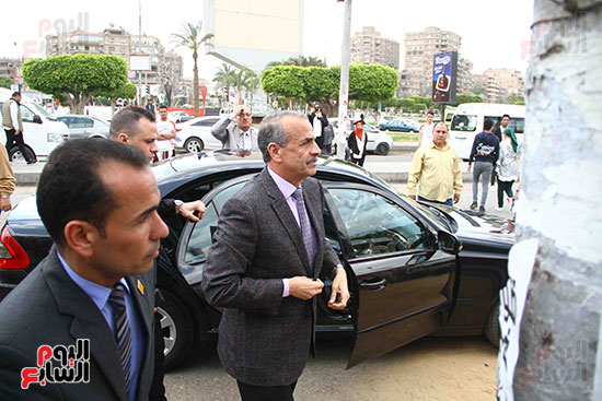 رئيس التعبئة والإحصاء يدلى بصوته فى الاستفتاء على التعديلات الدستورية بمصر الجديدة (2)