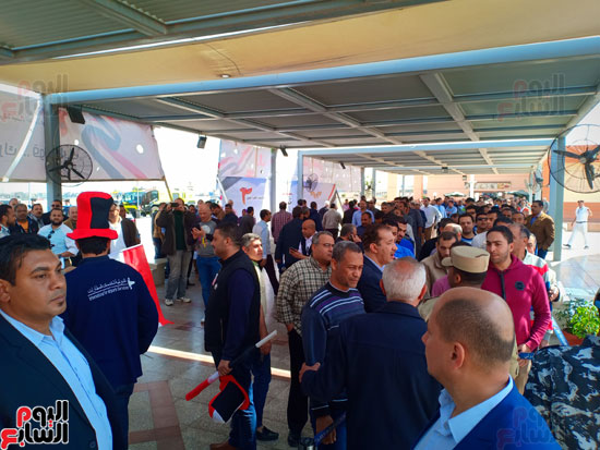 المئات-من-العاملين-والمسافرين-بلجنة-مطار-القاهرة-لليوم-الثانى-(1)