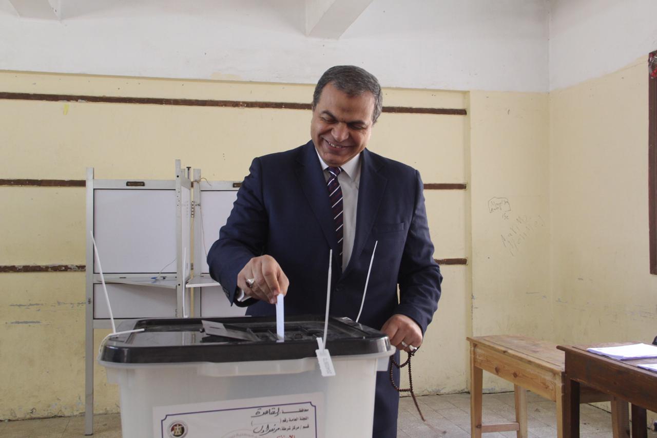 وزير القوى العاملة يدلى بصوته فى الاستفتاء (2)