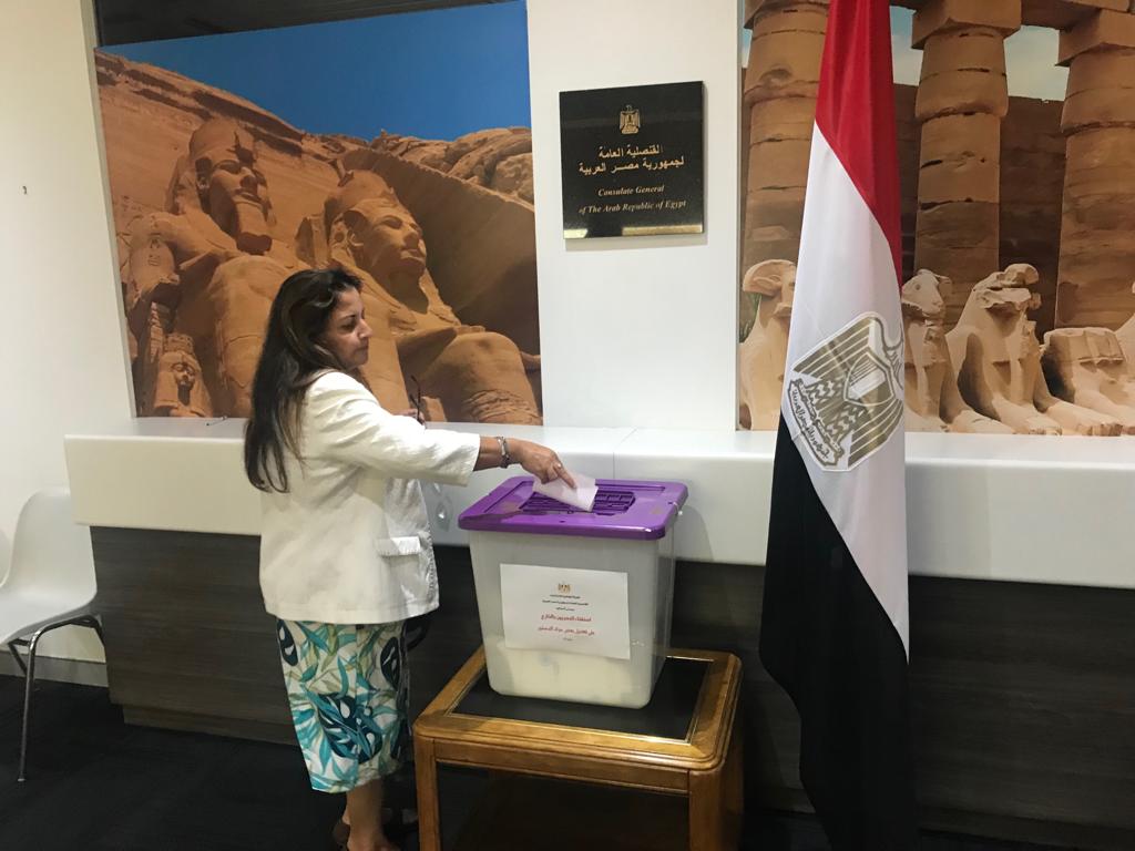 القنصلية المصرية تستقبل المصريين فى اخر ايام الاستفتاء