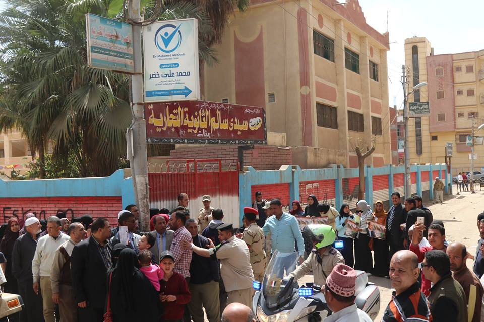 احتشاد المواطنين أمام مقر اللجان للتصويت فى الاستفتاء (3)