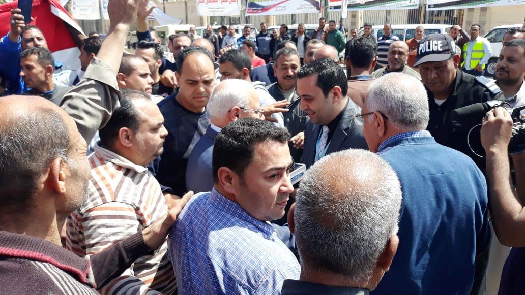 محافظ بورسعيد يتابع سير التصويت على الاستفتاء بعدد من اللجان (2)