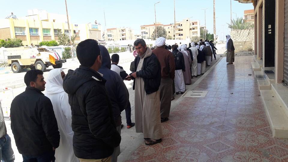 طوابير أهالى شمال سيناء للادلاء بأصواتهم بالاستفتاء (1)