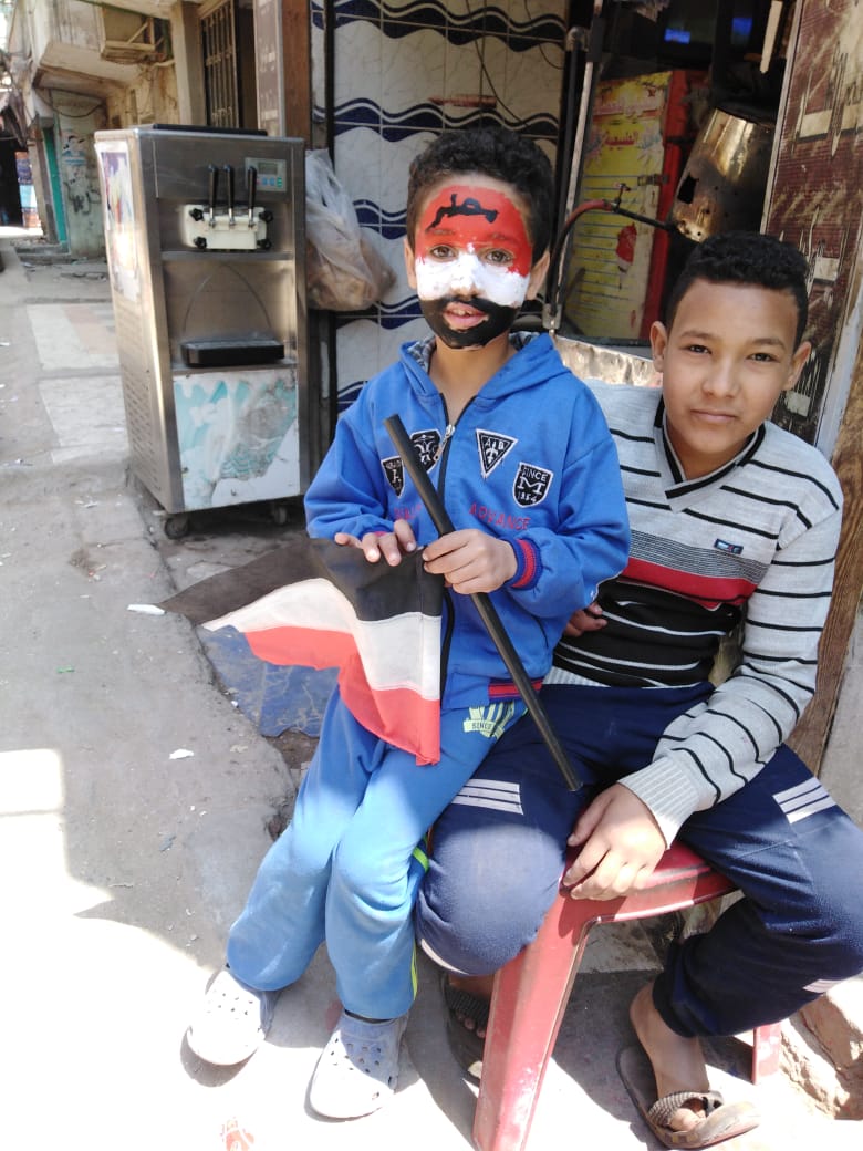 طفل يلون وجهه بعلم مصر خلال الاستفتاء على التعديلات الدستورية