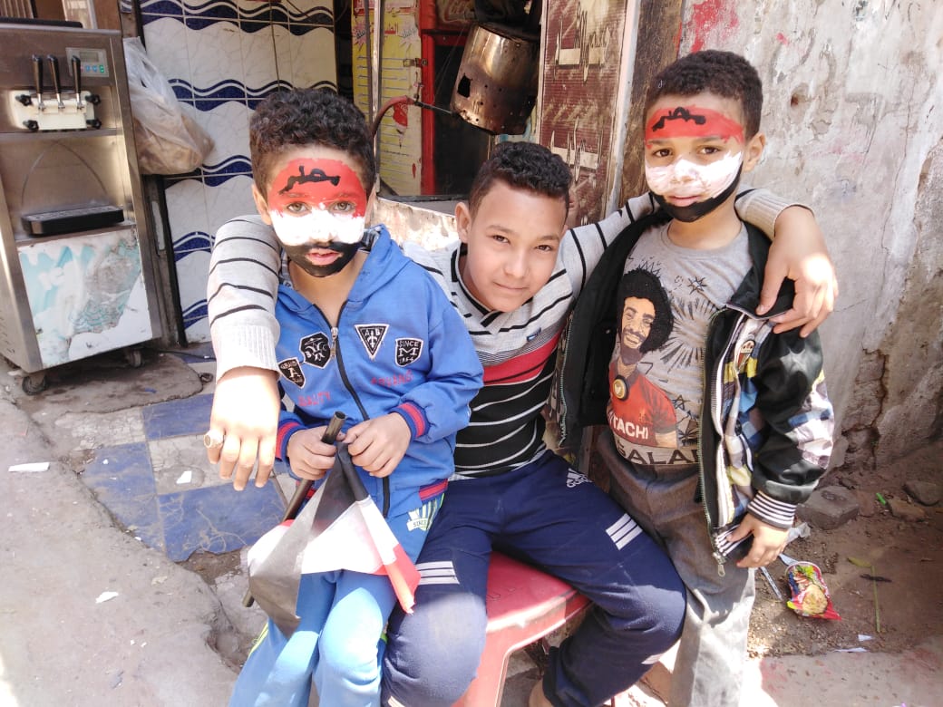 الأهالى يلونون وجوه الأطفال بألوان علم مصر