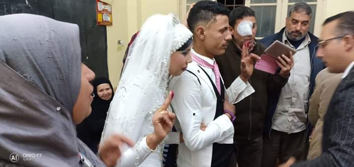 عريس يدلى بصوته برفقته عروسته فى استفتاء الدستور