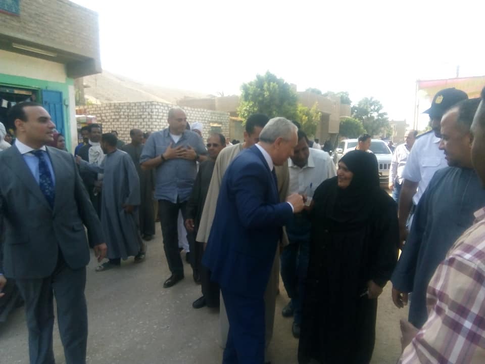 محافظ الأقصر يواصل جولاته ويتفقد المراكز الإنتخابية بمدينة الطود للتأكد من سير التصويت (7)