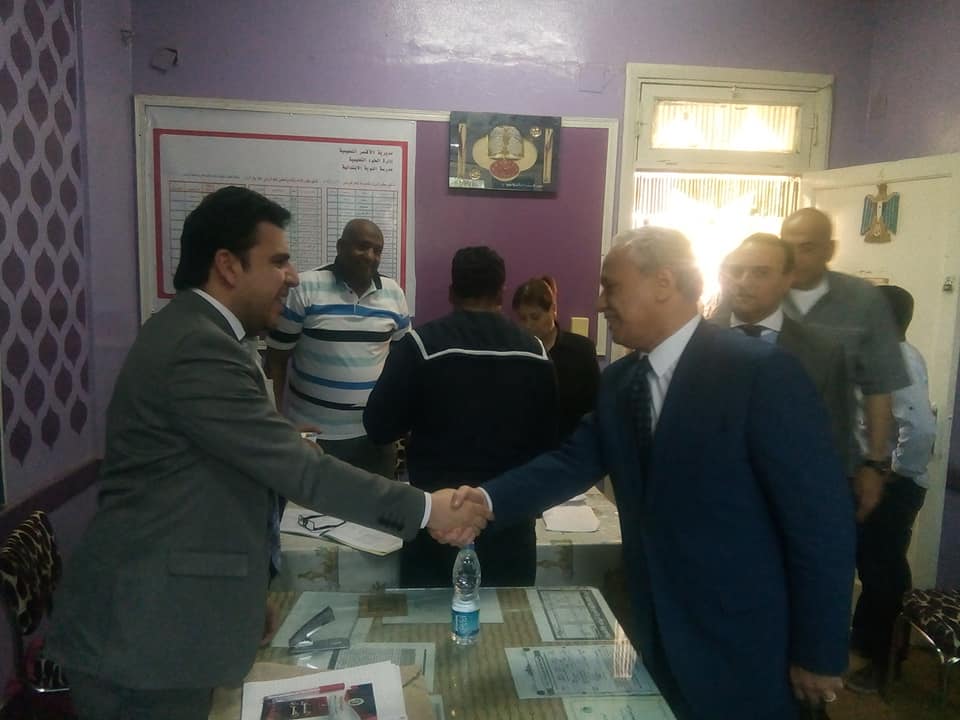 محافظ الأقصر يواصل جولاته ويتفقد المراكز الإنتخابية بمدينة الطود للتأكد من سير التصويت (3)