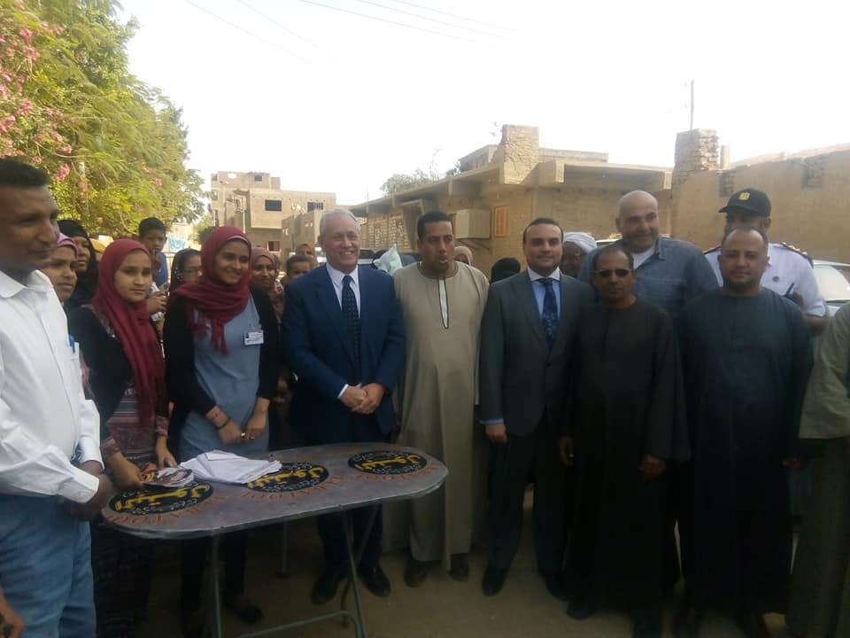 محافظ الأقصر يواصل جولاته ويتفقد المراكز الإنتخابية بمدينة الطود للتأكد من سير التصويت (8)