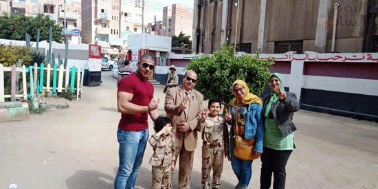 انزل شارك ، تحيا مصر  الأطفال يهتفون في الاستفتاء ب  الزي العسكري  بالغربيه (5)