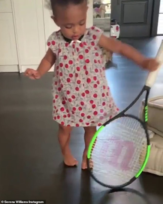 ابنة سيرينا ويليامز تلعب بمضرب التنس