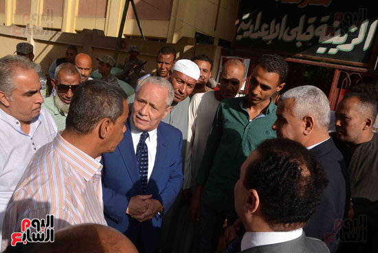 محافظ الأقصر يتفقد لجان الإستفتاء بمدينة الزينية ويلتقي بالمواطنين (3)