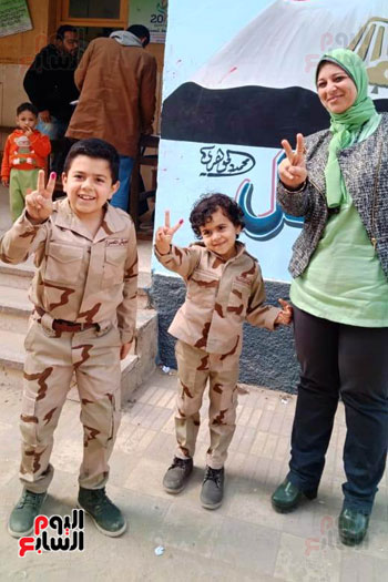 انزل شارك ، تحيا مصر  الأطفال يهتفون في الاستفتاء ب  الزي العسكري  بالغربيه (4)