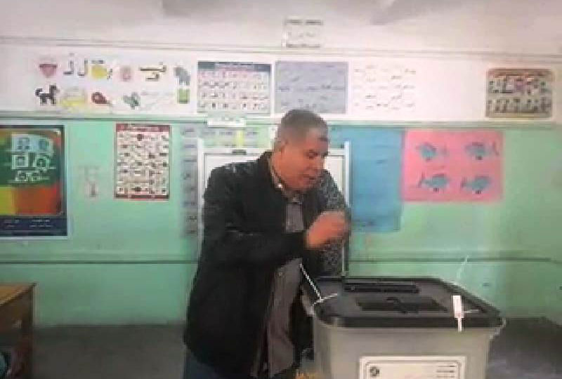 أحمد شوبير يدلى بصوته فى الاستفتاء (2)