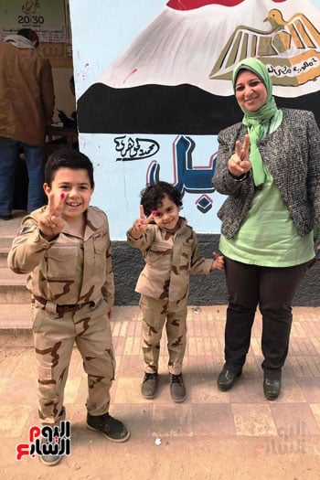 انزل شارك ، تحيا مصر  الأطفال يهتفون في الاستفتاء ب  الزي العسكري  بالغربيه (14)