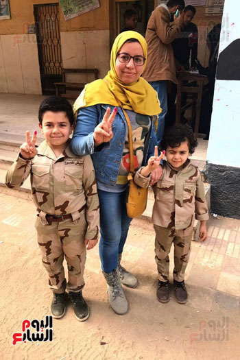 انزل شارك ، تحيا مصر  الأطفال يهتفون في الاستفتاء ب  الزي العسكري  بالغربيه (13)