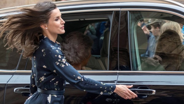 الملكة ليتيزيا تغادر كاتدرائية بالما حيث حضرت قداس يوم عيد الفصح