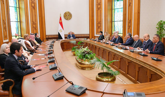 السيسى يؤكد على أهمية صياغة خطة عمل استراتيجية عربية لاستثمار طاقات الشباب (5)