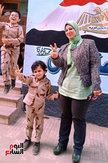 انزل شارك ، تحيا مصر  الأطفال يهتفون في الاستفتاء ب  الزي العسكري  بالغربيه (6)