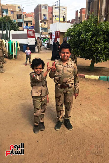 انزل شارك ، تحيا مصر  الأطفال يهتفون في الاستفتاء ب  الزي العسكري  بالغربيه (10)