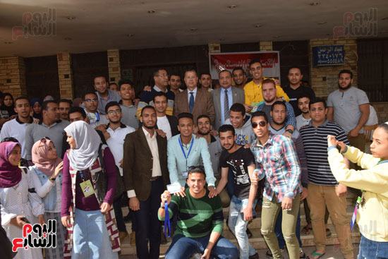 محافظ بني سويف يلتقى بمجموعة من الشباب الجامعي أثناء إدلائهم بأصواتهم (5)