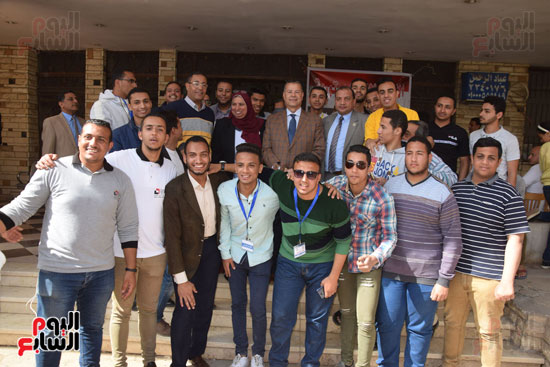 محافظ بني سويف يلتقى بمجموعة من الشباب الجامعي أثناء إدلائهم بأصواتهم (7)