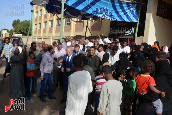 محافظ الأقصر يتفقد لجان الإستفتاء بمدينة الزينية ويلتقي بالمواطنين (4)