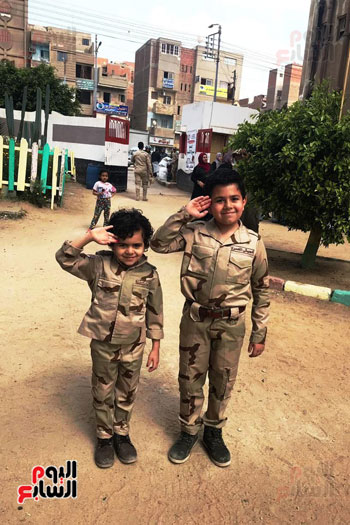 انزل شارك ، تحيا مصر  الأطفال يهتفون في الاستفتاء ب  الزي العسكري  بالغربيه (12)