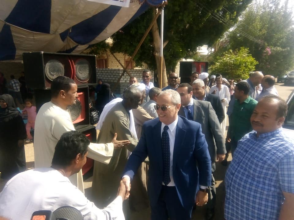 محافظ الأقصر يواصل جولاته ويتفقد المراكز الإنتخابية بمدينة الطود للتأكد من سير التصويت (2)