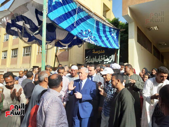 محافظ الأقصر يتفقد لجان الإستفتاء بمدينة الزينية ويلتقي بالمواطنين (1)