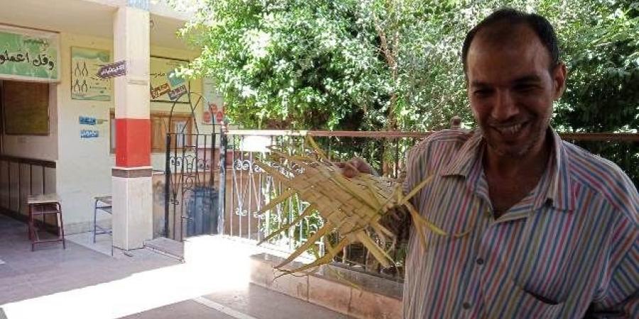 مواطن مصرى يحمل السعف خلال الإداء بصوته فى الاستفتاء
