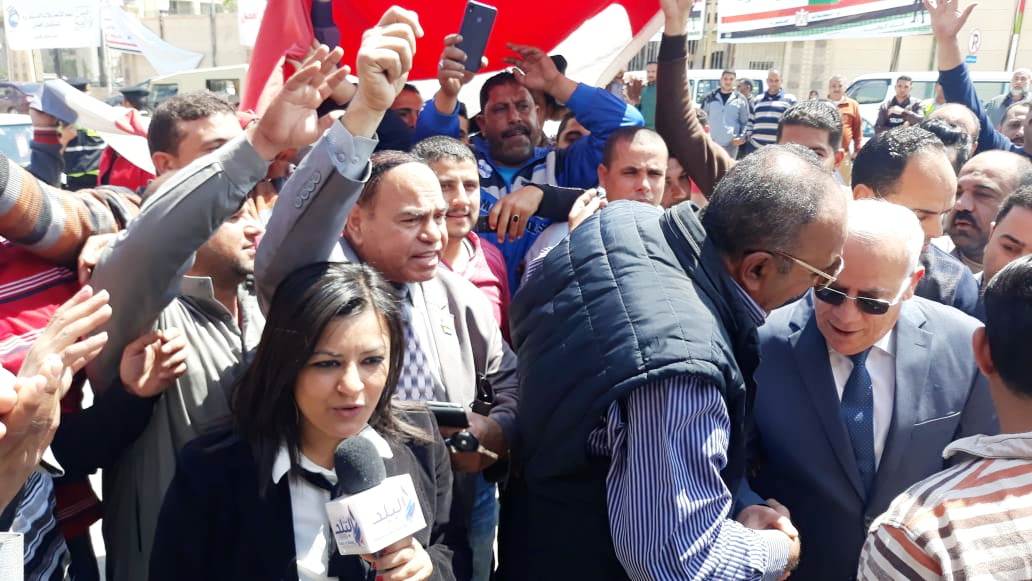 محافظ بورسعيد يتابع سير التصويت على الاستفتاء بعدد من اللجان (4)