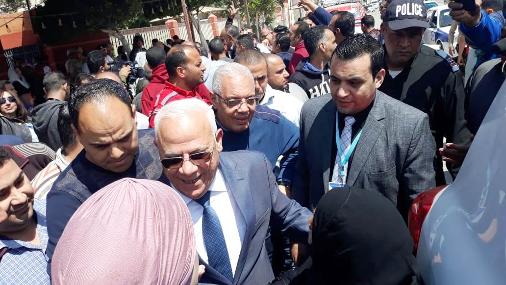 محافظ بورسعيد يتابع سير التصويت على الاستفتاء بعدد من اللجان (1)