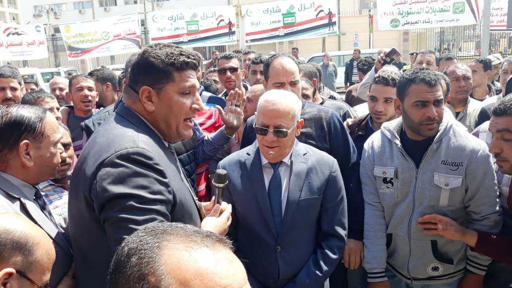 محافظ بورسعيد يتابع سير التصويت على الاستفتاء بعدد من اللجان (5)
