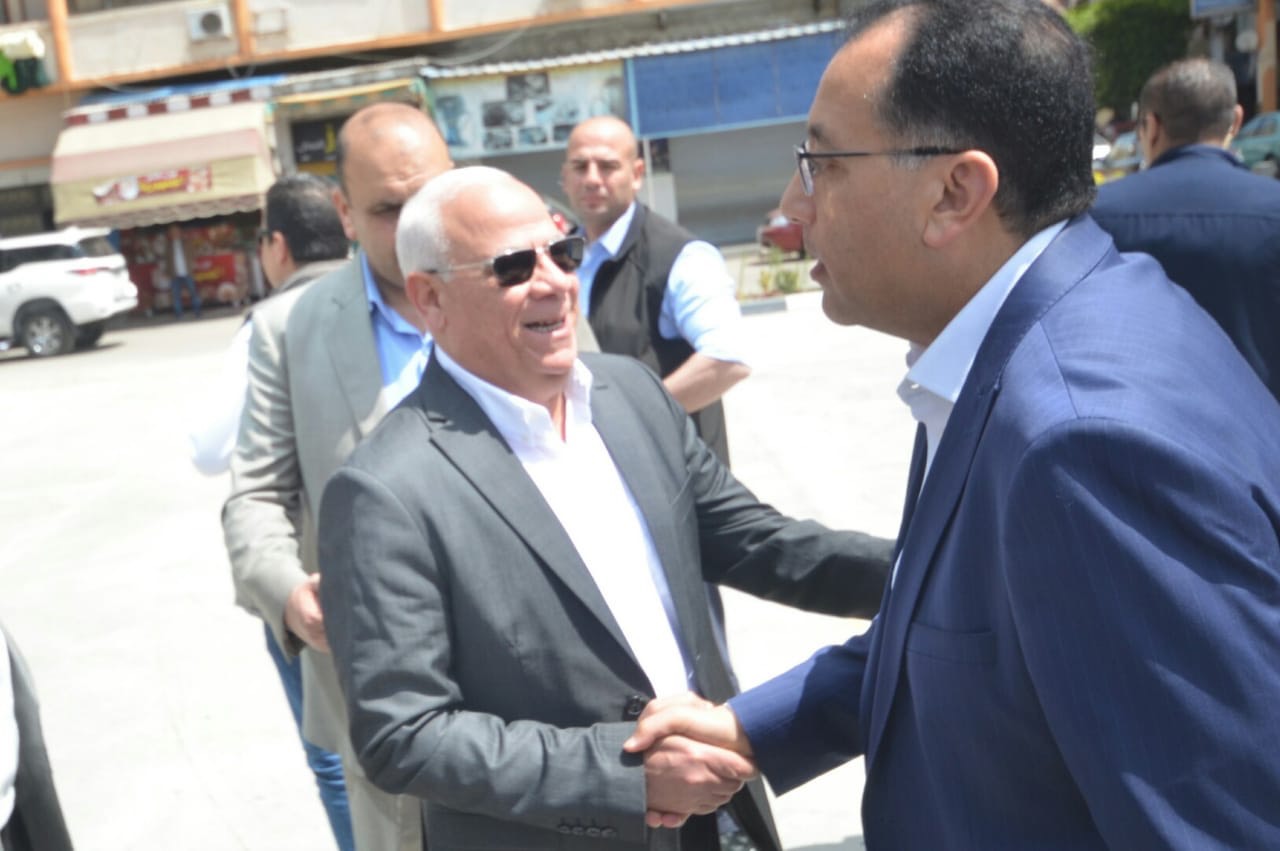 محافظ بورسعيد يستقبل رئيس الوزراء و وزير الصحه (1)