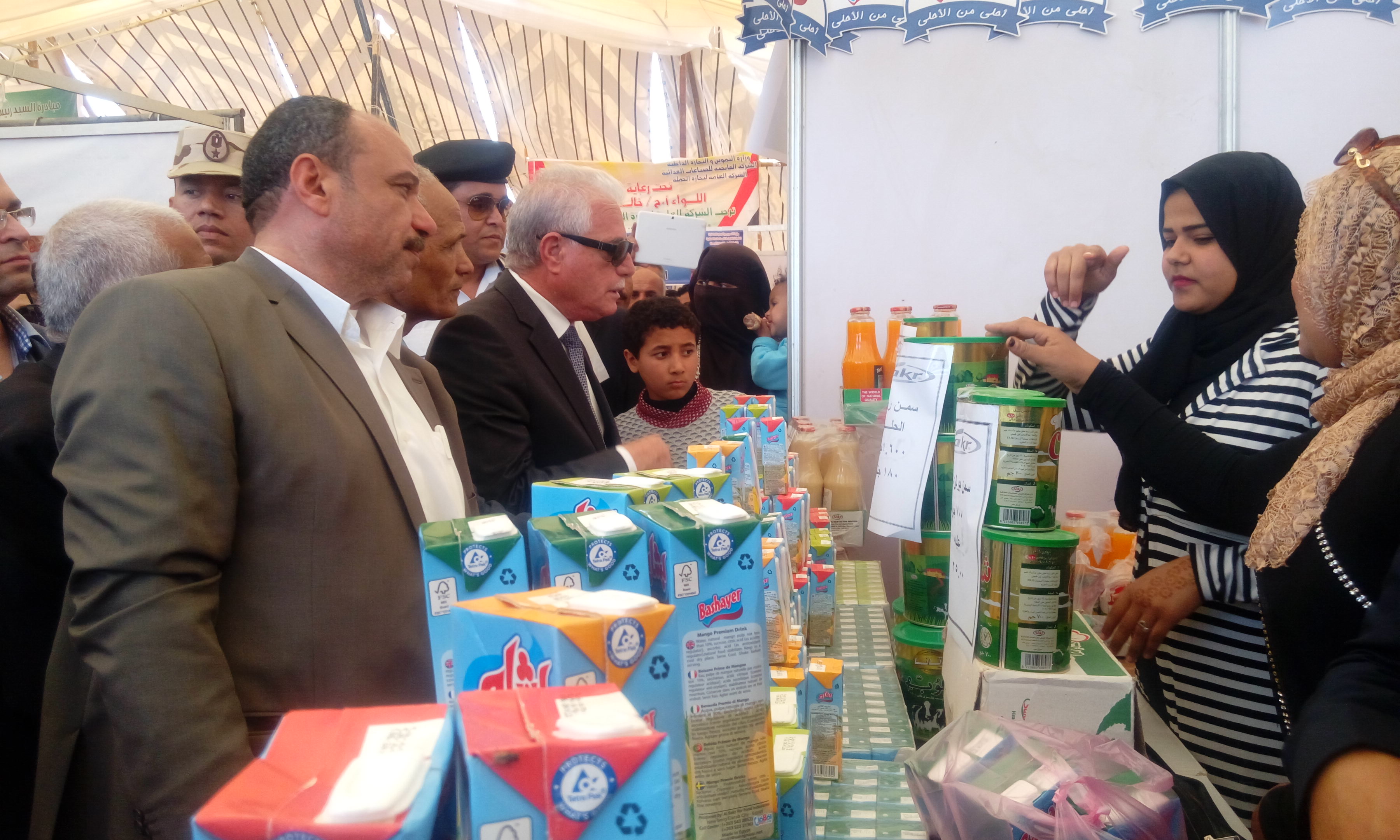 محافظ جنوب سيناء يتفقد معرض سوبر ماركت أهلاً رمضان (4)