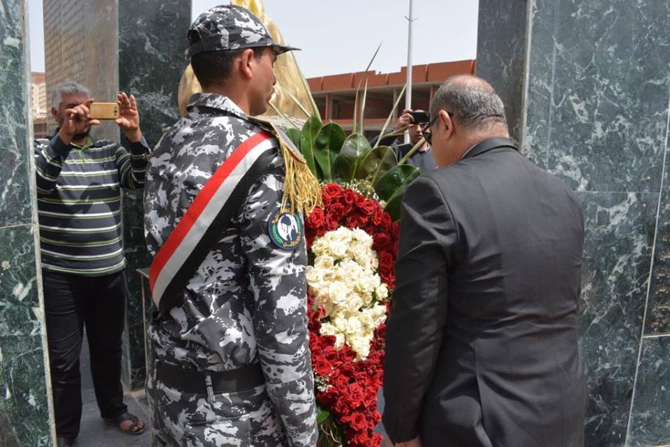 محافظ الغربية يضع إكليل الزهور على النصب التذكاري فى عيد تحرير سيناء (1)